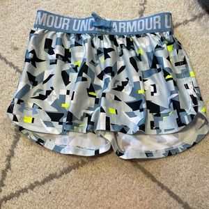 KIDS UNDER ARMOUR SHORTS SMALL STAIN SIZE SMALL